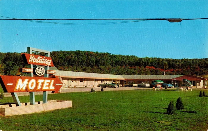 Holiday Motel (Econo Lodge Inn & Suites) - Vintage Postcard 3 (newer photo)